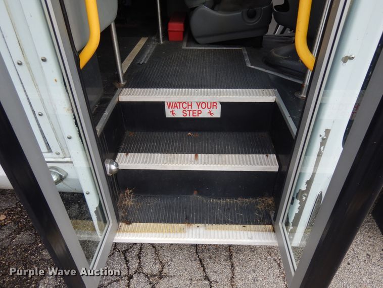 image for item JQ9240 2007 Ford E350  shuttle bus