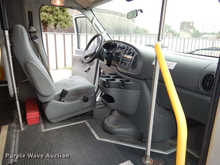 image for item JQ9240 2007 Ford E350  shuttle bus