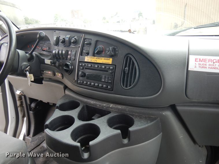 image for item JQ9240 2007 Ford E350  shuttle bus