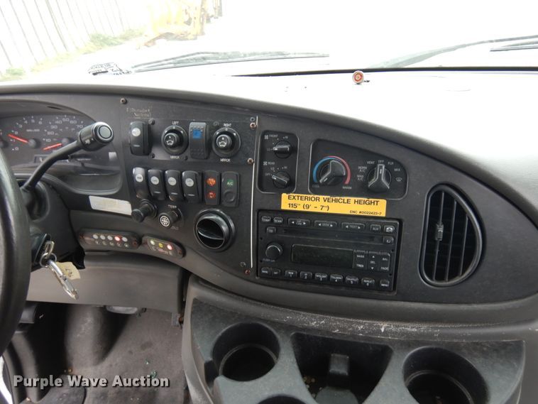 image for item JQ9240 2007 Ford E350  shuttle bus