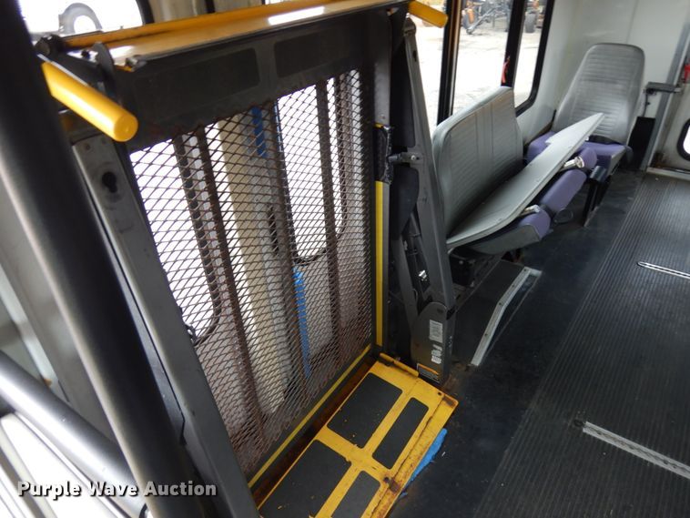 image for item JQ9240 2007 Ford E350  shuttle bus