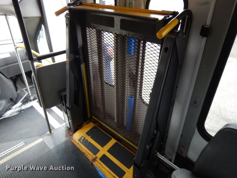 image for item JQ9240 2007 Ford E350  shuttle bus