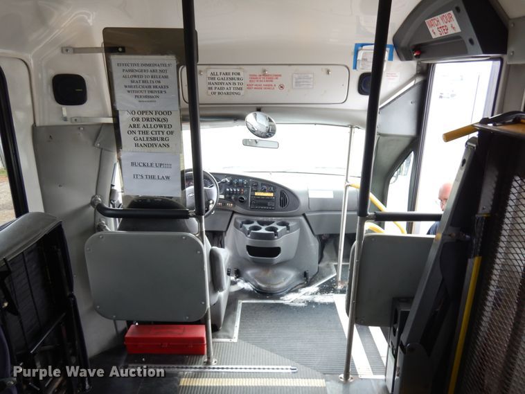 image for item JQ9240 2007 Ford E350  shuttle bus