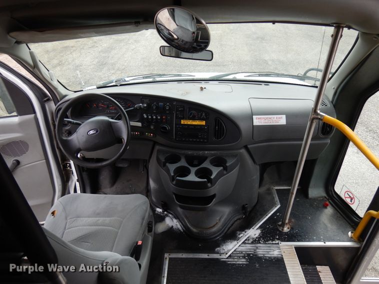 image for item JQ9240 2007 Ford E350  shuttle bus
