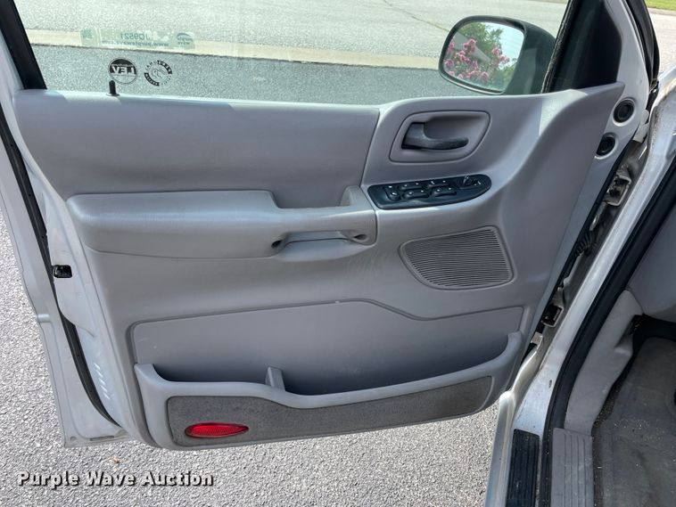 image for item JQ9521 2002 Ford Windstar  van