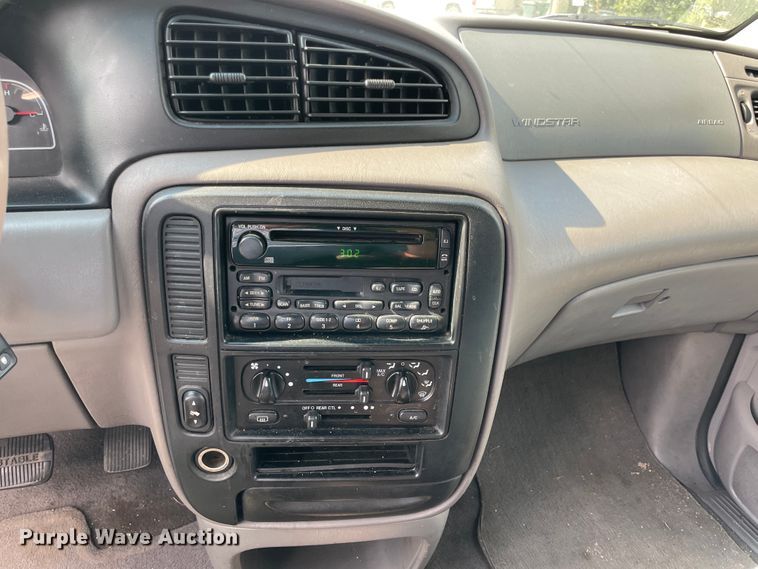 image for item JQ9521 2002 Ford Windstar  van