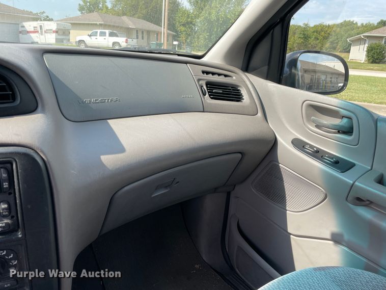 image for item JQ9521 2002 Ford Windstar  van