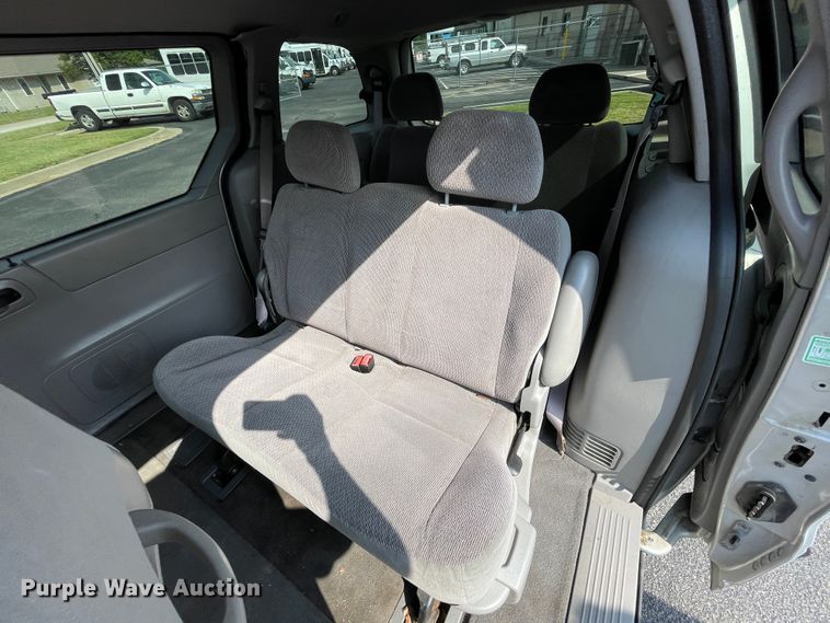 image for item JQ9521 2002 Ford Windstar  van