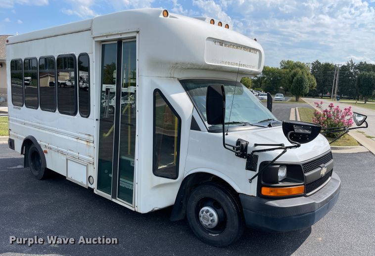 image for item JQ9522 2007 Chevrolet Express G3500  shuttle bus
