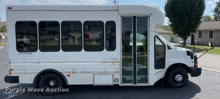 image for item JQ9522 2007 Chevrolet Express G3500  shuttle bus