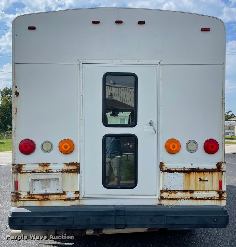 image for item JQ9522 2007 Chevrolet Express G3500  shuttle bus