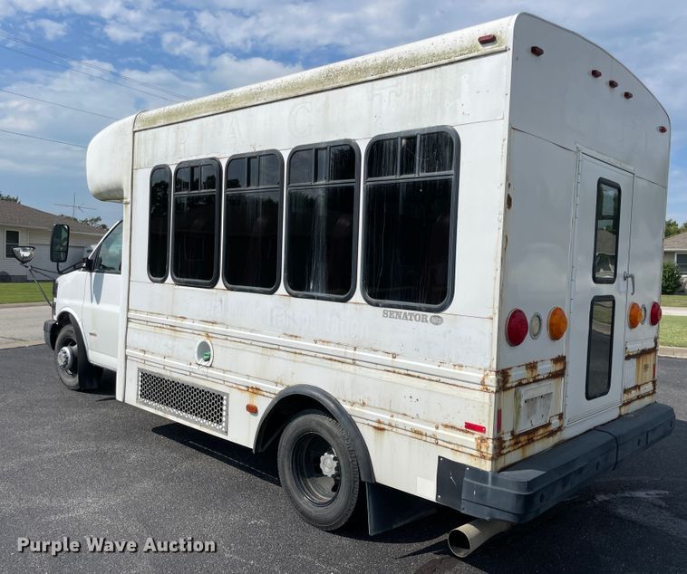 image for item JQ9522 2007 Chevrolet Express G3500  shuttle bus