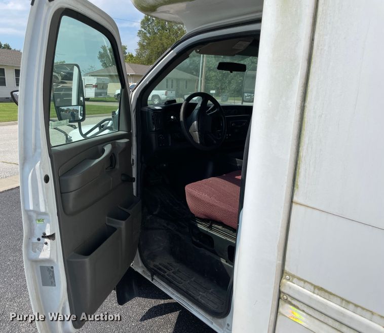 image for item JQ9522 2007 Chevrolet Express G3500  shuttle bus