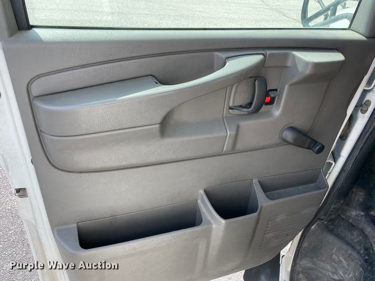 image for item JQ9522 2007 Chevrolet Express G3500  shuttle bus