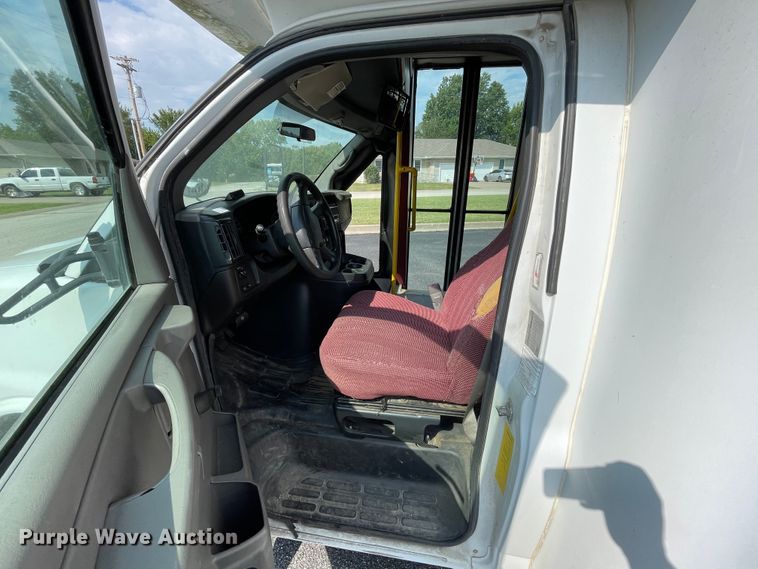 image for item JQ9522 2007 Chevrolet Express G3500  shuttle bus