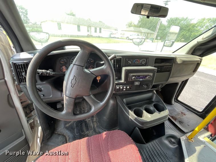 image for item JQ9522 2007 Chevrolet Express G3500  shuttle bus