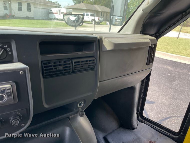 image for item JQ9522 2007 Chevrolet Express G3500  shuttle bus