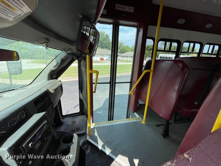 image for item JQ9522 2007 Chevrolet Express G3500  shuttle bus