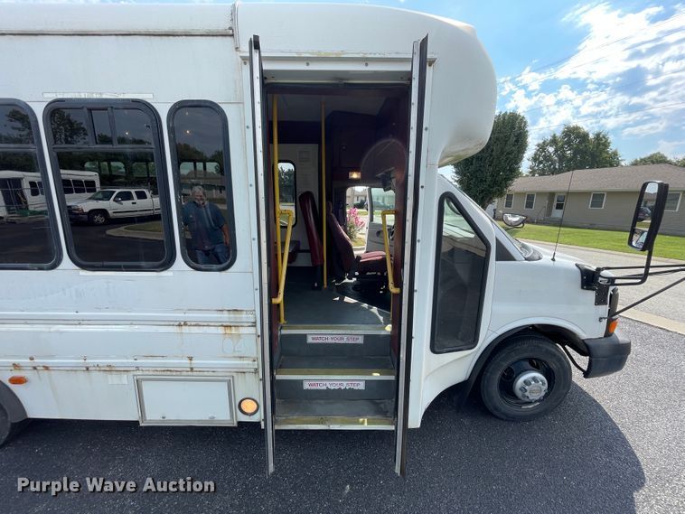 image for item JQ9522 2007 Chevrolet Express G3500  shuttle bus