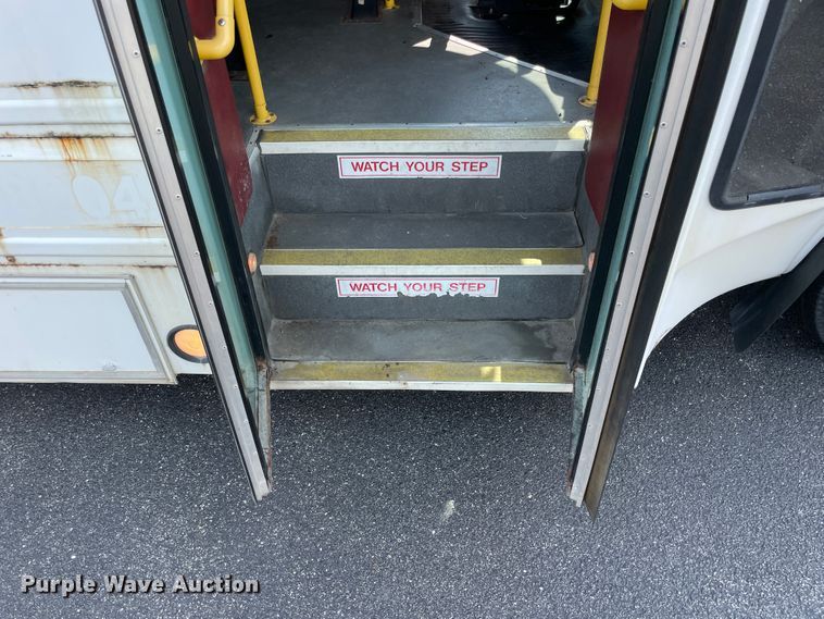 image for item JQ9522 2007 Chevrolet Express G3500  shuttle bus