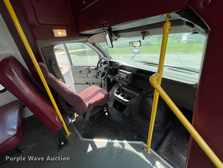 image for item JQ9522 2007 Chevrolet Express G3500  shuttle bus