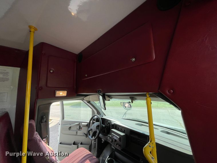 image for item JQ9522 2007 Chevrolet Express G3500  shuttle bus