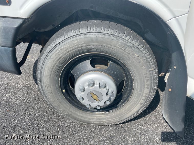 image for item JQ9522 2007 Chevrolet Express G3500  shuttle bus