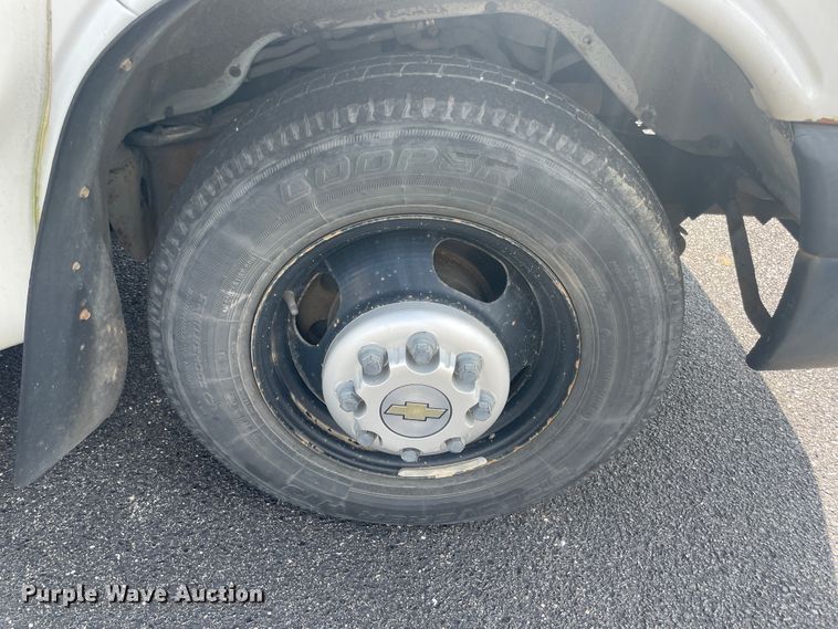 image for item JQ9522 2007 Chevrolet Express G3500  shuttle bus