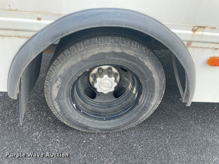 image for item JQ9522 2007 Chevrolet Express G3500  shuttle bus