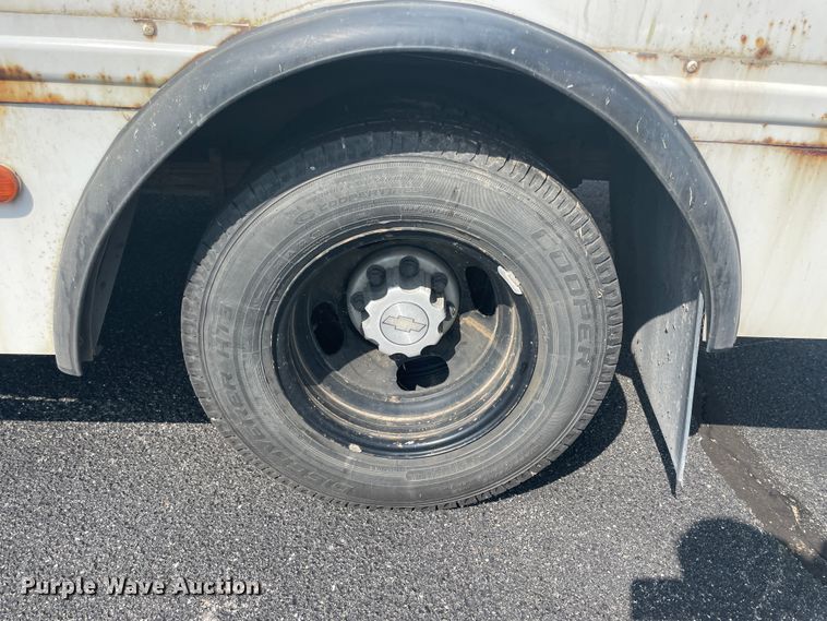 image for item JQ9522 2007 Chevrolet Express G3500  shuttle bus