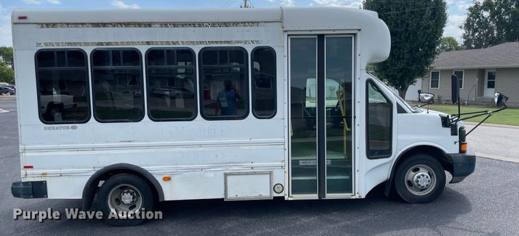 image for item JQ9523 2007 Chevrolet Express G3500  shuttle bus