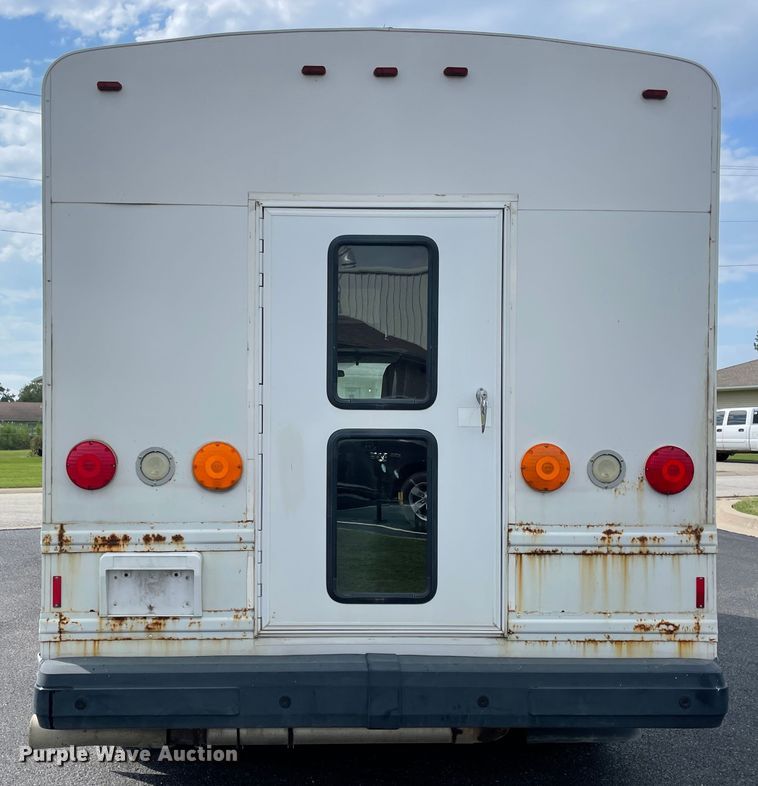 image for item JQ9523 2007 Chevrolet Express G3500  shuttle bus