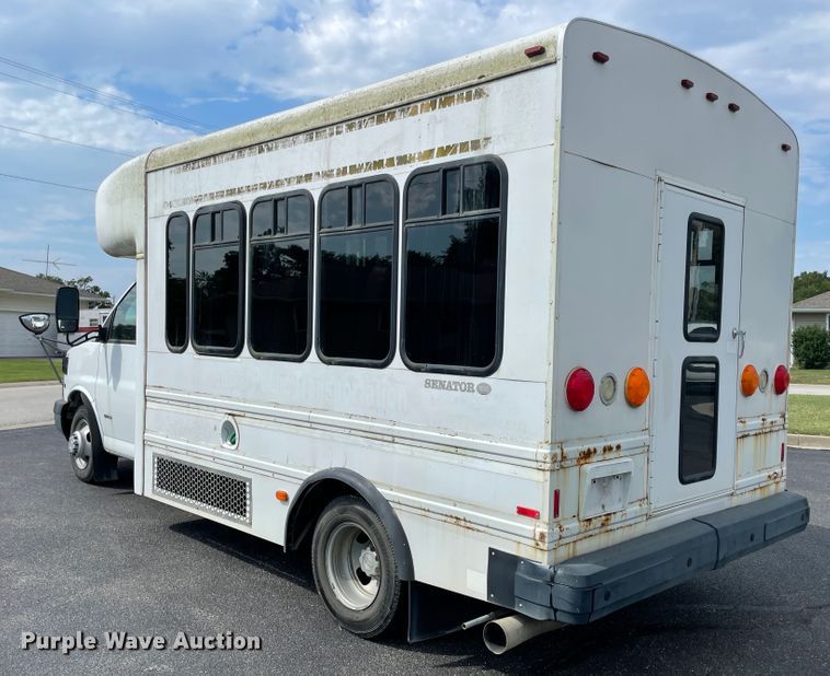 image for item JQ9523 2007 Chevrolet Express G3500  shuttle bus