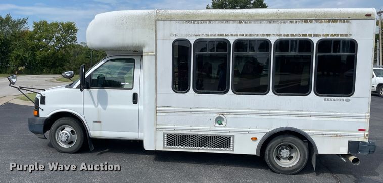 image for item JQ9523 2007 Chevrolet Express G3500  shuttle bus