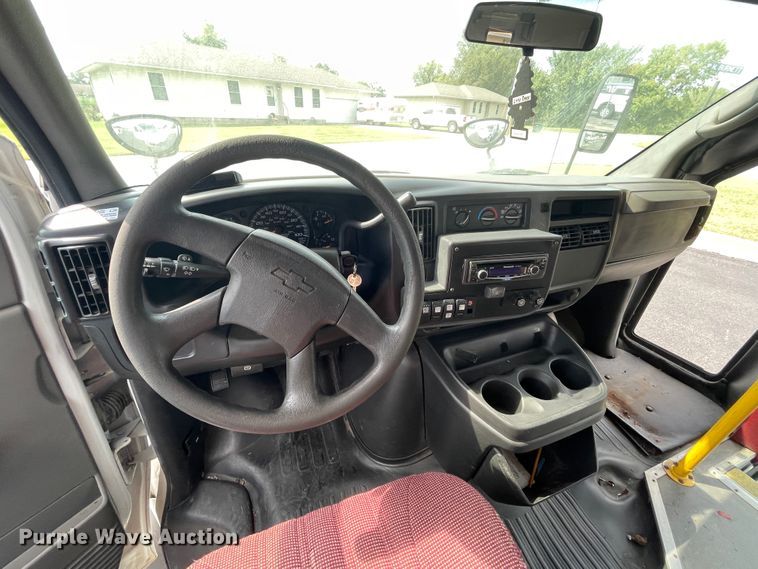 image for item JQ9523 2007 Chevrolet Express G3500  shuttle bus