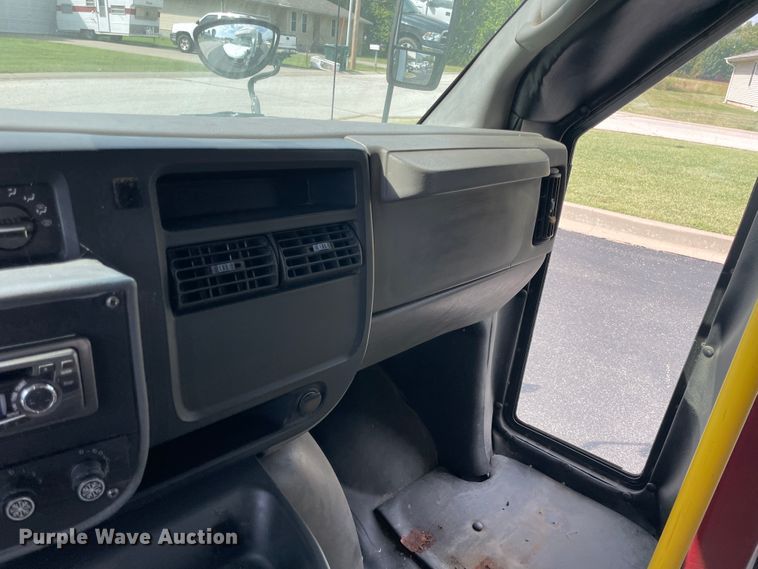 image for item JQ9523 2007 Chevrolet Express G3500  shuttle bus