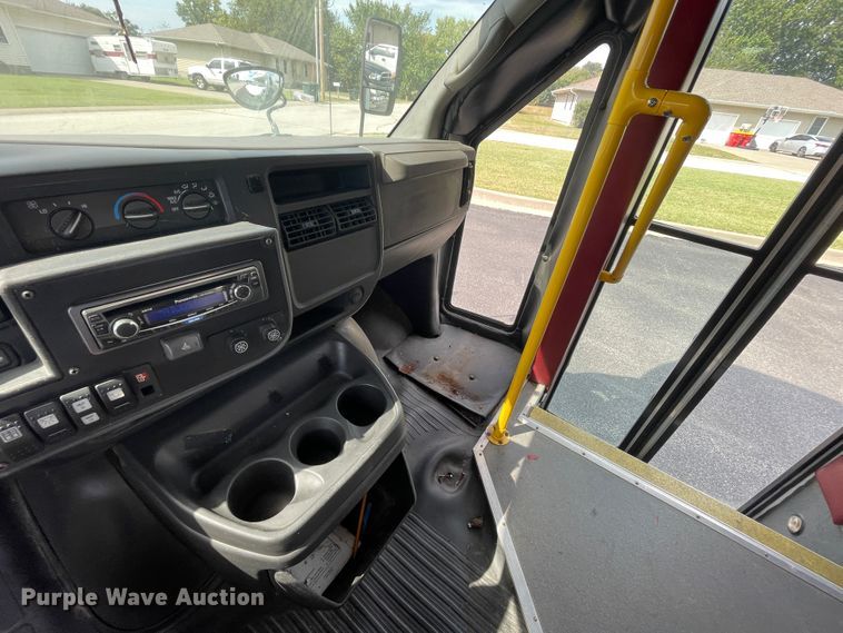 image for item JQ9523 2007 Chevrolet Express G3500  shuttle bus