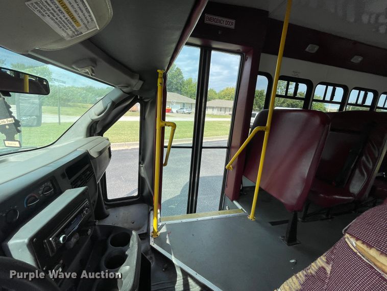 image for item JQ9523 2007 Chevrolet Express G3500  shuttle bus