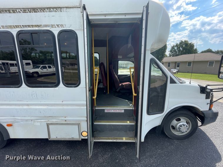 image for item JQ9523 2007 Chevrolet Express G3500  shuttle bus