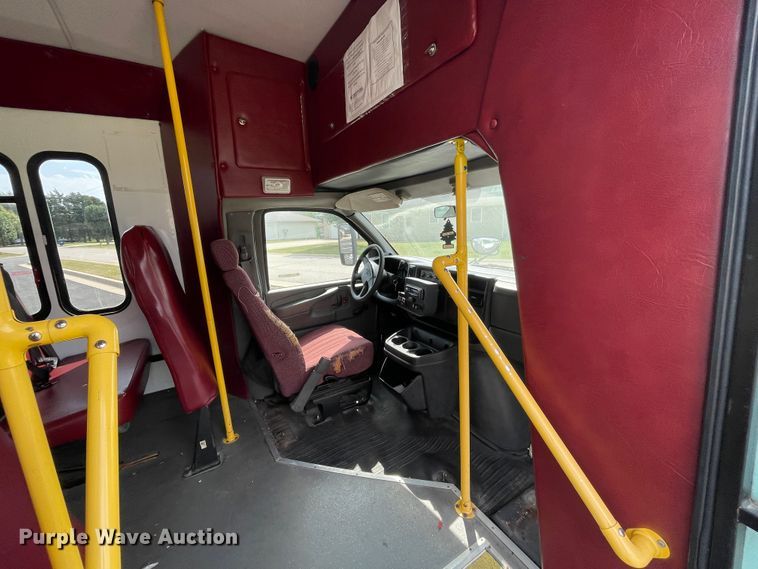 image for item JQ9523 2007 Chevrolet Express G3500  shuttle bus