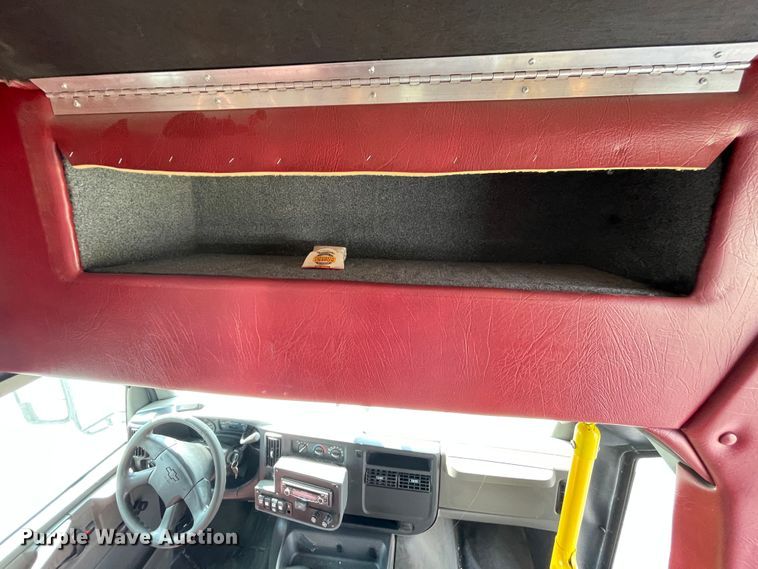 image for item JQ9523 2007 Chevrolet Express G3500  shuttle bus