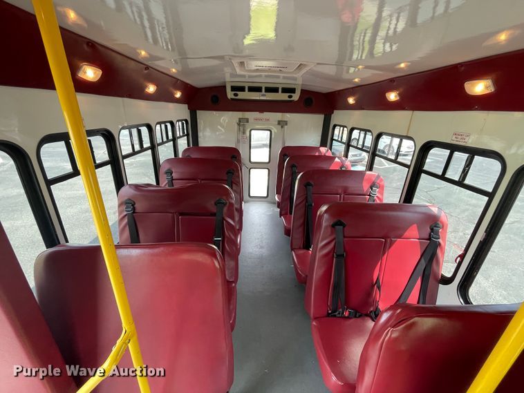 image for item JQ9523 2007 Chevrolet Express G3500  shuttle bus