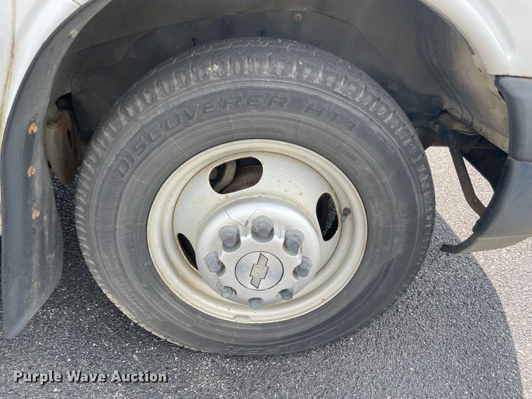 image for item JQ9523 2007 Chevrolet Express G3500  shuttle bus