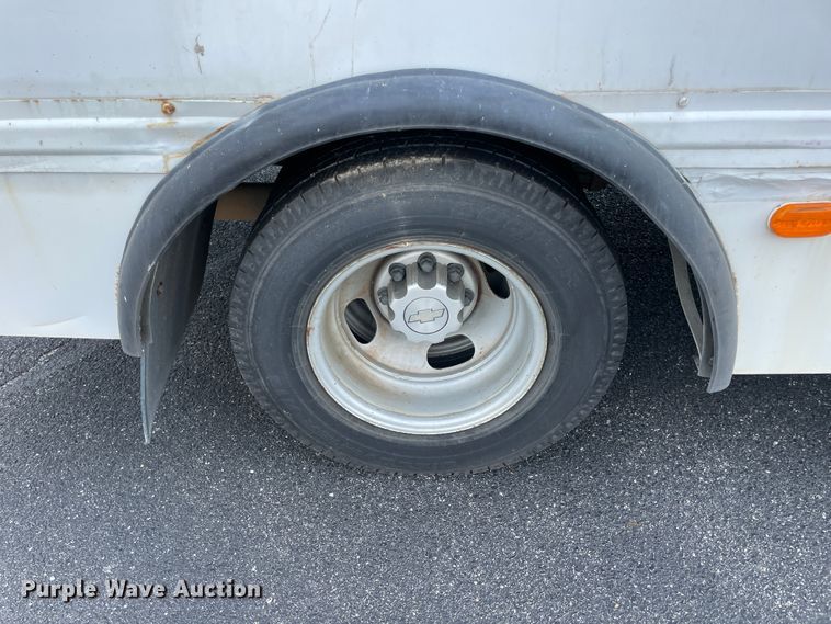 image for item JQ9523 2007 Chevrolet Express G3500  shuttle bus