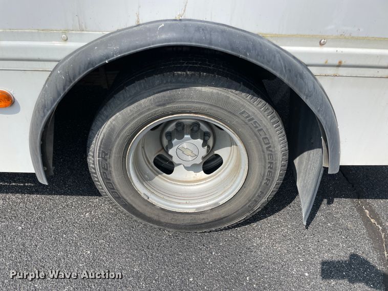 image for item JQ9523 2007 Chevrolet Express G3500  shuttle bus