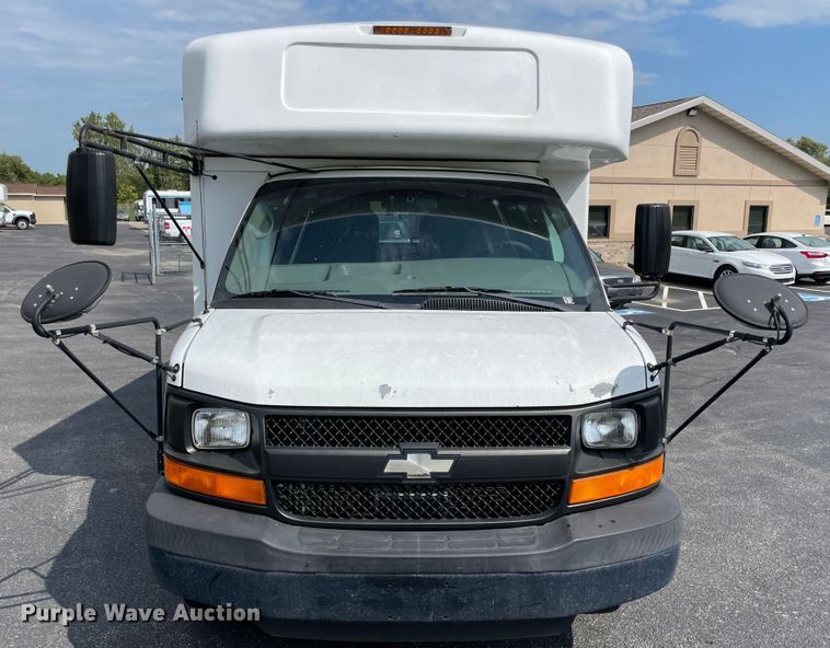 image for item JQ9524 2009 Chevrolet Express 3500  shuttle bus