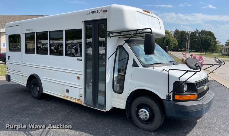 image for item JQ9524 2009 Chevrolet Express 3500  shuttle bus