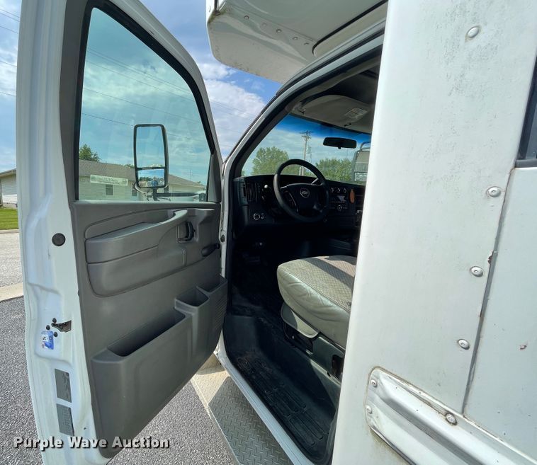 image for item JQ9524 2009 Chevrolet Express 3500  shuttle bus