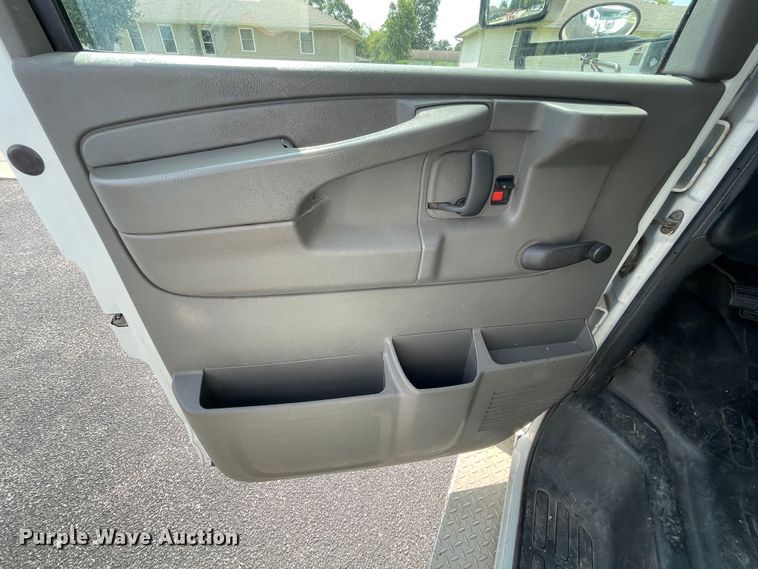 image for item JQ9524 2009 Chevrolet Express 3500  shuttle bus