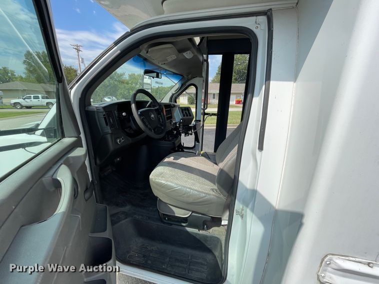 image for item JQ9524 2009 Chevrolet Express 3500  shuttle bus